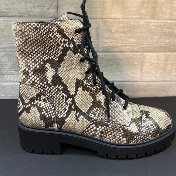 Chelsea & Violet- Size 9.5- Snake Skin Print - Picture 1 of 9
